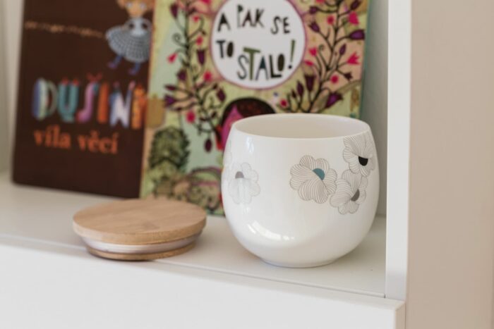 Porcelánová dóza s květinovým potiskem