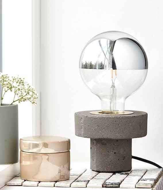 Betonová stolní lampa Pin