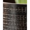 Detailní záběr na ručně tepaný reliéfní povrch hnědého kovového květináče Irene.