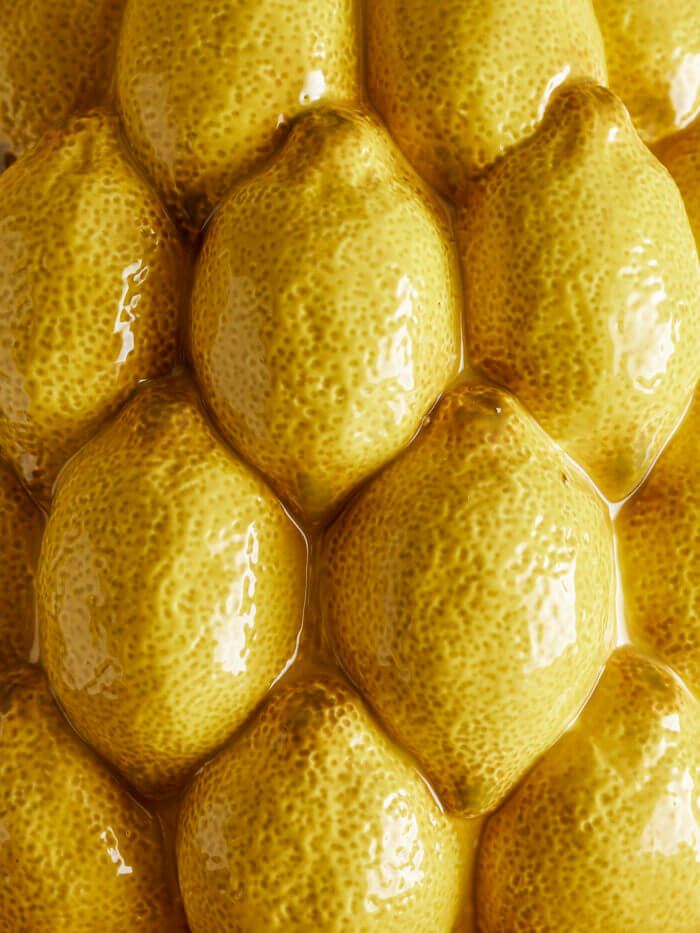 Detail ručně malovaných citronů na váze Limone Bloomingville.