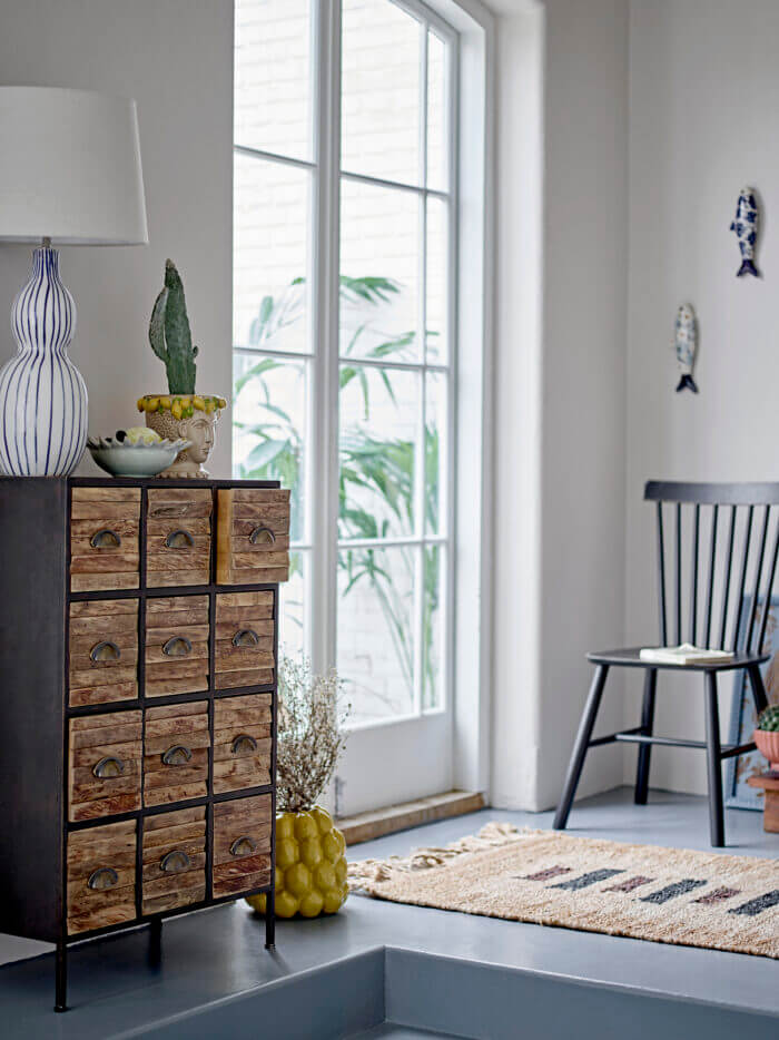 Designová váza Limone Bloomingville jako dekorace v interiéru.