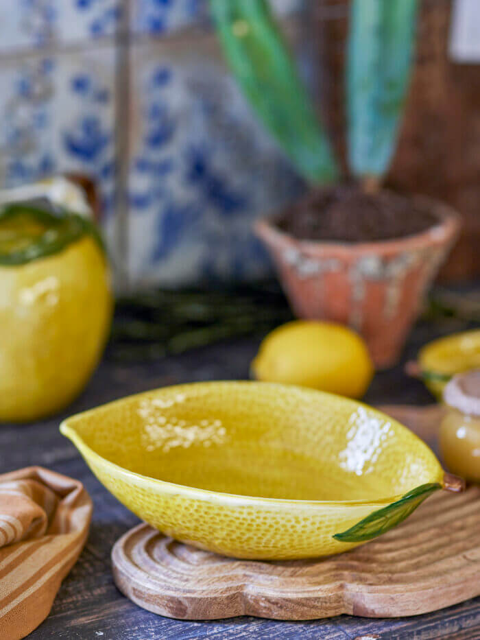Žlutá keramická mísa Limone jako dekorace na jídelním stole – Bloomingville.