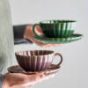 Kolekce hrnků Latina Bloomingville – hrnek Latina Cream s podšálkem a hrnek Latina v jiné barvě.
